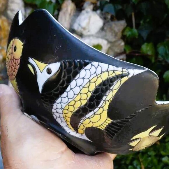 Vintage Porcelain Chinese Black Bowl with Raised Tropical Fish Designs - Picture 6 of 10